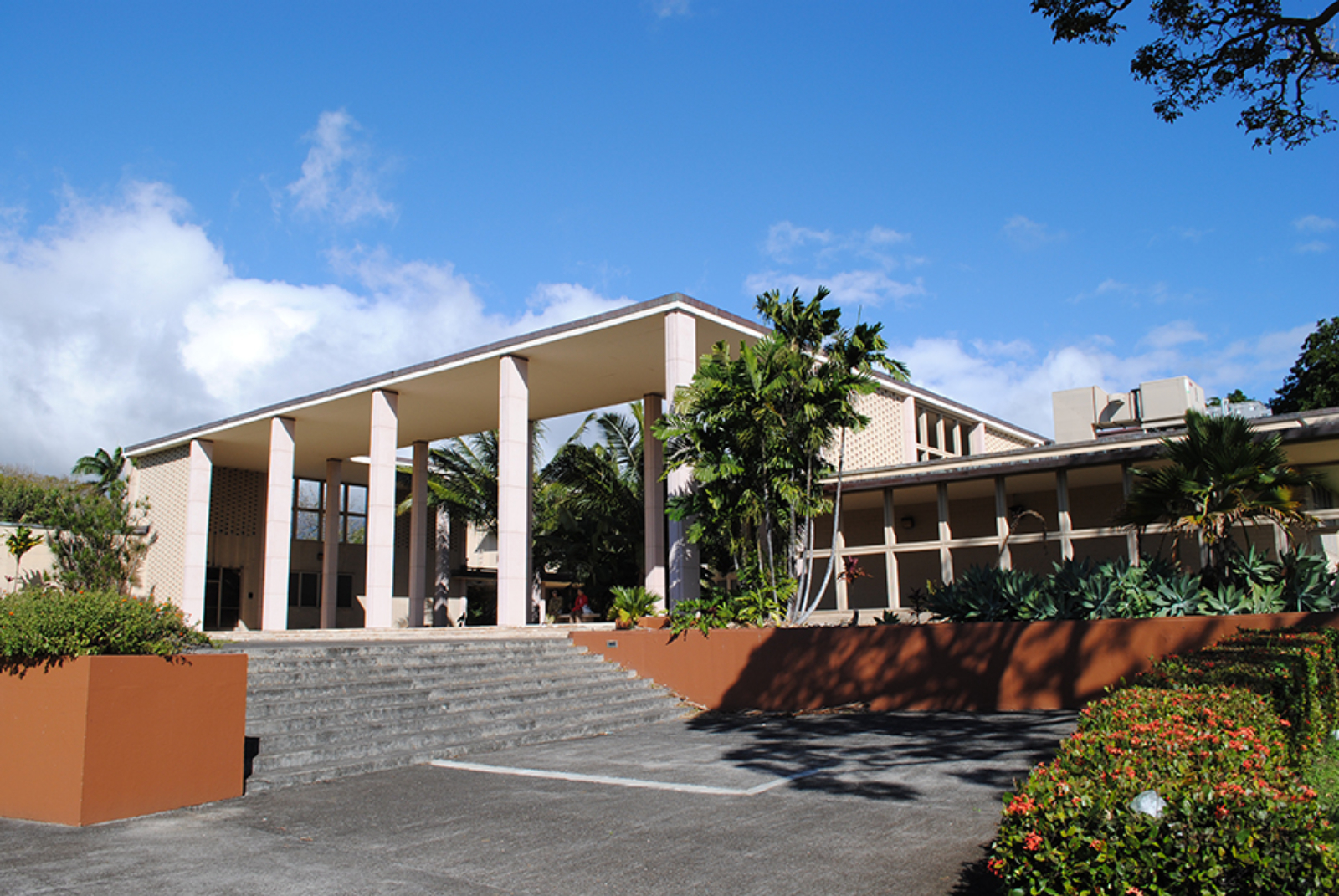 University of Hawaii Manoa SelfGuided Tour